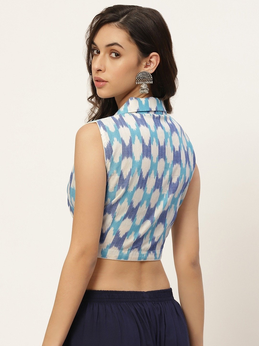 Collared sleeveless blouse