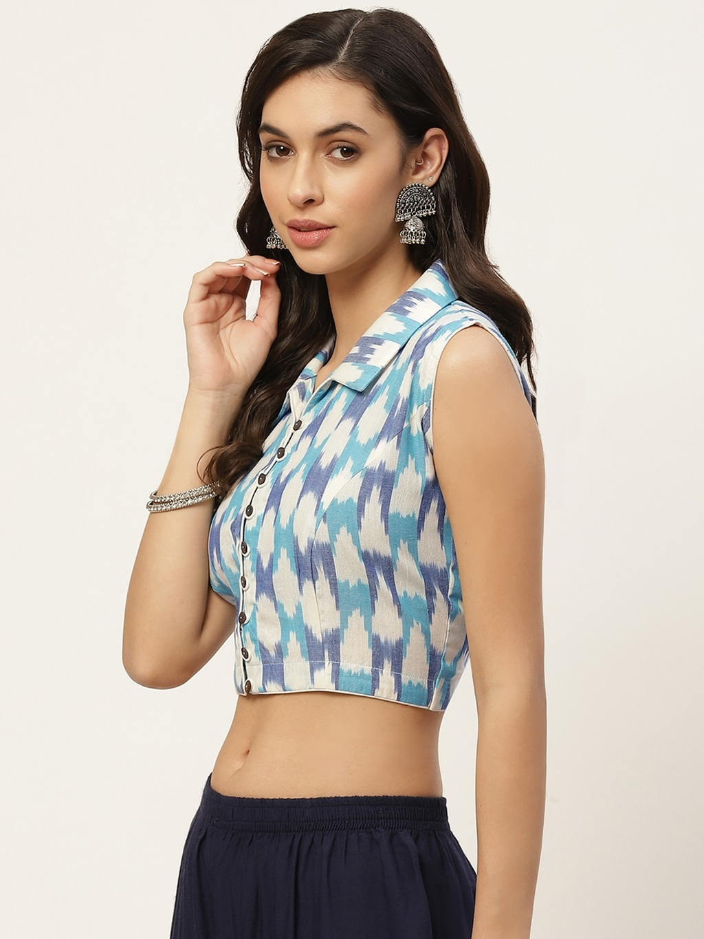 Collared sleeveless blouse